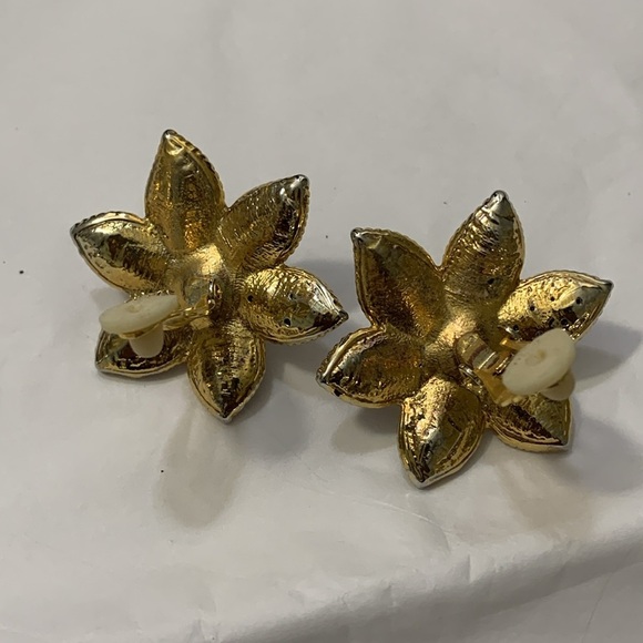 Clip On Gold Tone Diamond Leaf Pearl Earrings - Picture 4 of 6